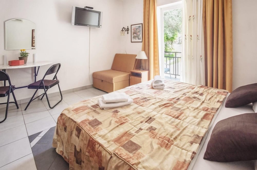 Sleek Studio Flat With Balcony Near Beach in Tivat photo 4