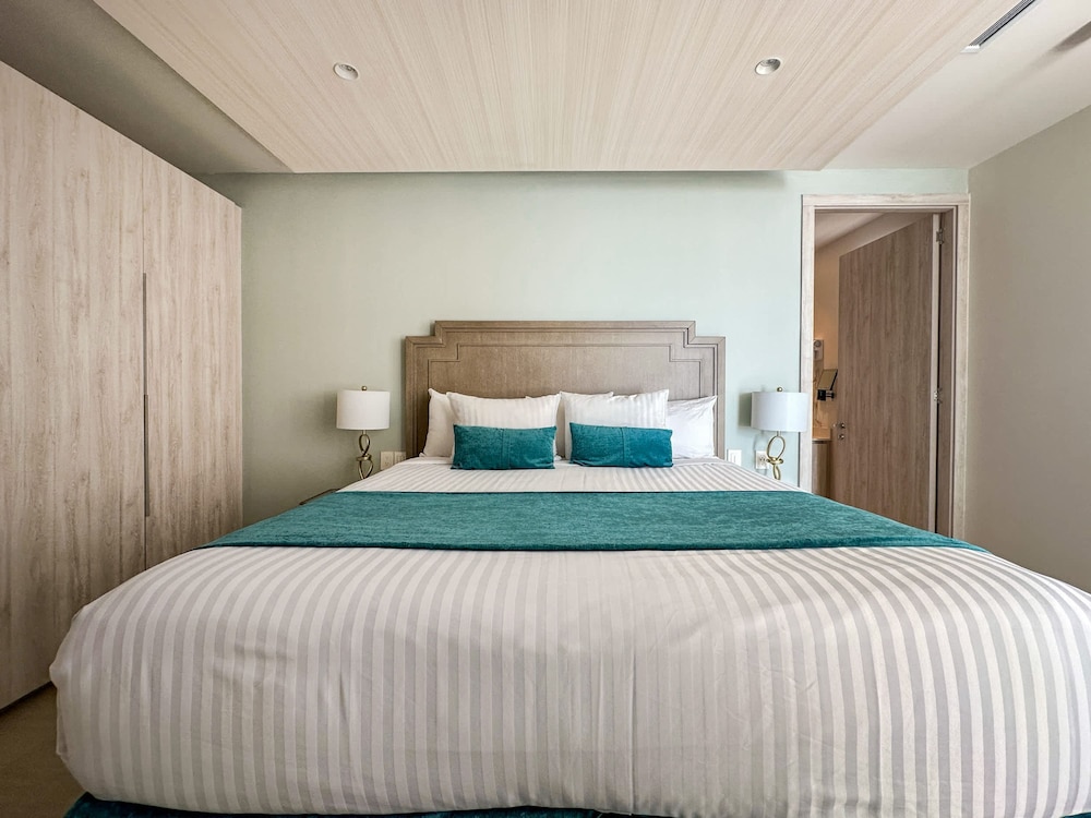 Paradise Found Luxe 2BR Condo in Iconic Location