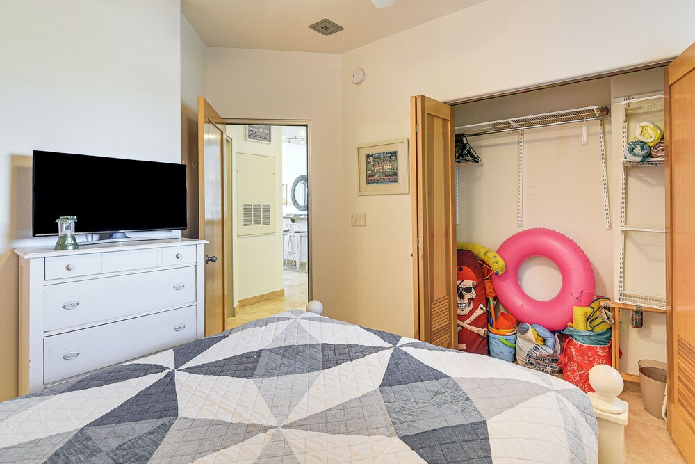Walk to Galveston Beach: Family Condo w/ Pool