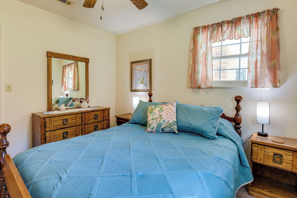 Vintage Chipley Getaway on Large Private Property - Property Image 17