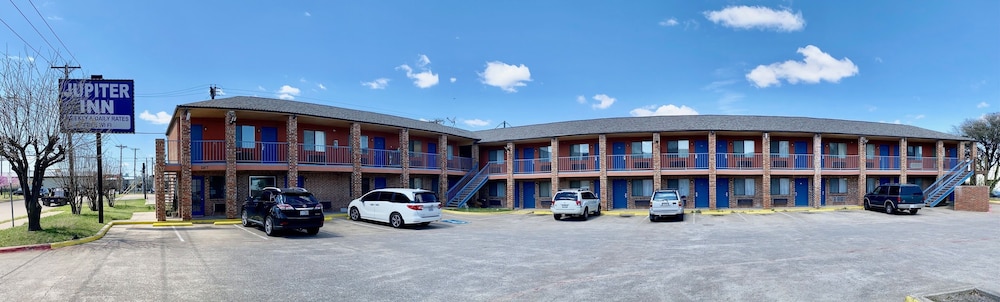 Jupiter Inn - Property Image 1