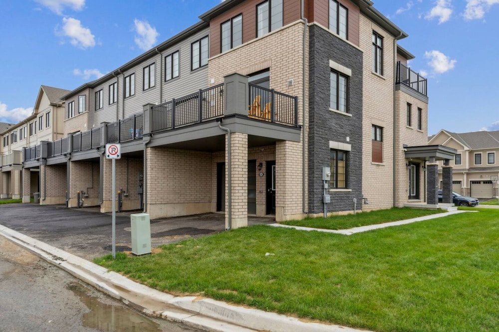A Brand New 4BR Townhouse in Thorold Retreat