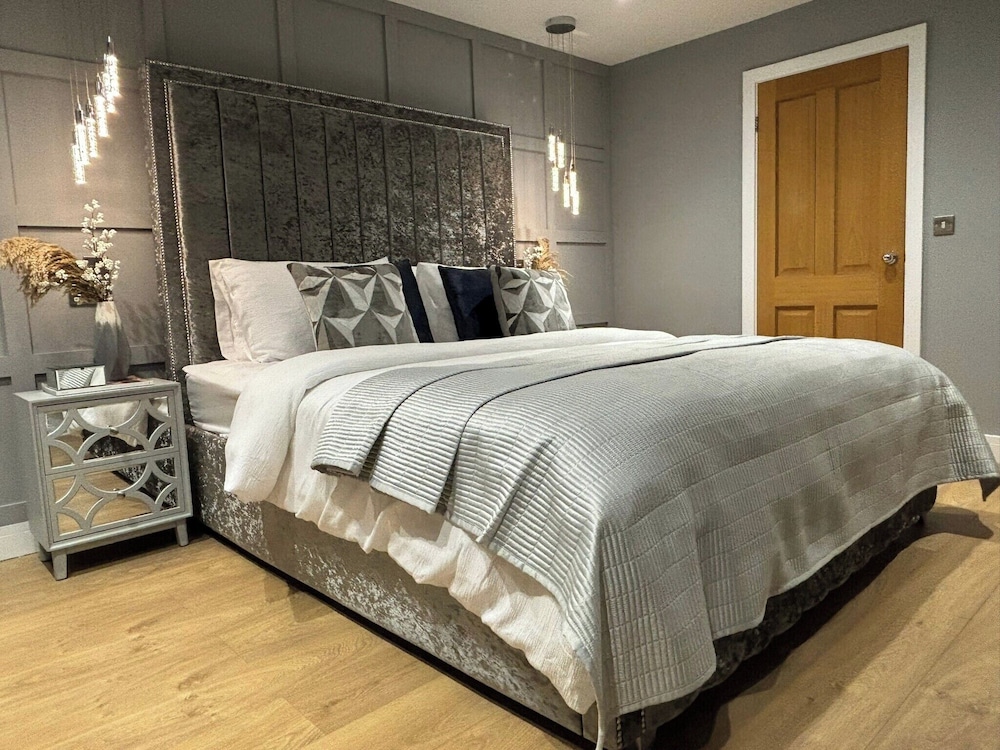 Sheffield-apartment-sleeps4-parking-hottub