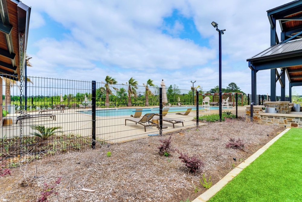 Patio & Pool Access: Family Home in Tomball