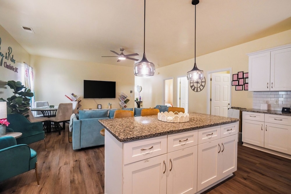 3BR Getaway Hot Tub, Games & Family Fun