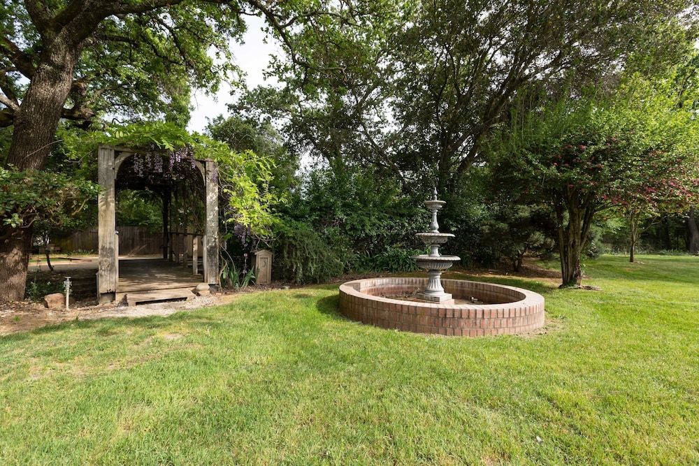 Wildflower by Avantstay Gorgeous Wine Country Home w Pool Bocce Ball Court Huge Yard