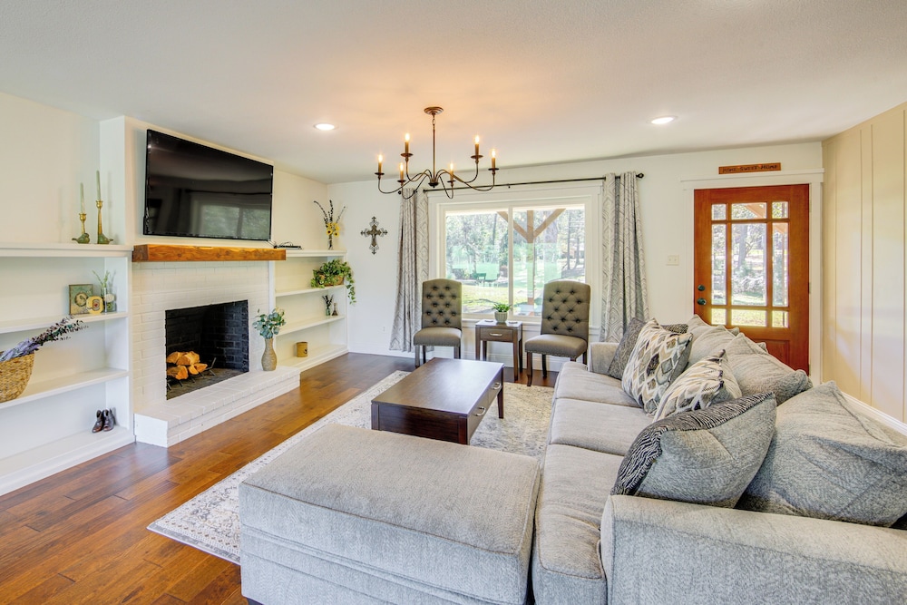 Fire Pit & Grill: Tyler Home on 5 Acres!