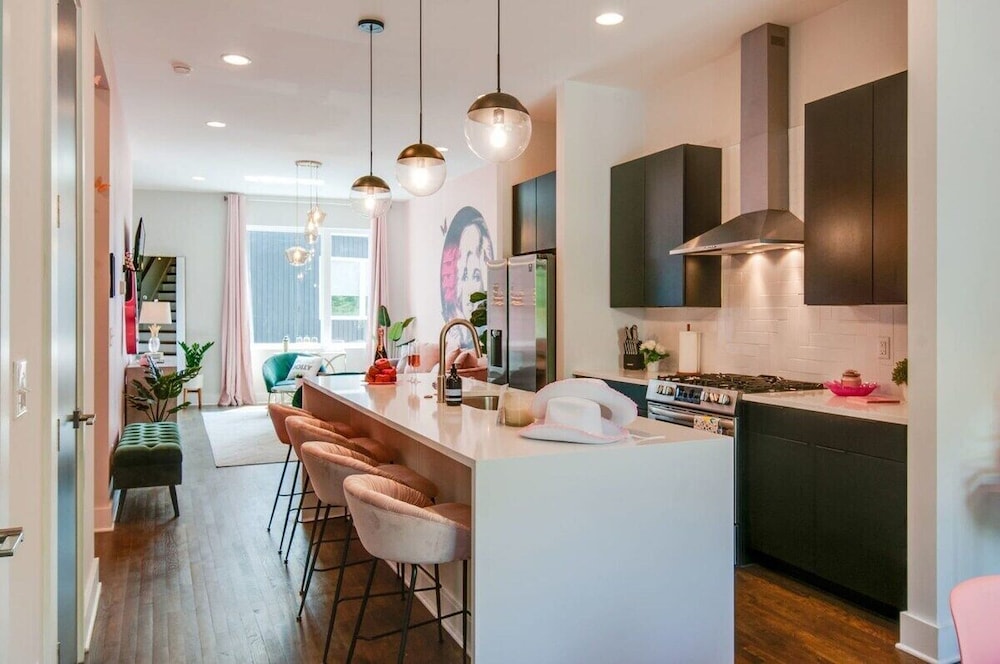 King Queen 2 Homes - 24 Beds City Views