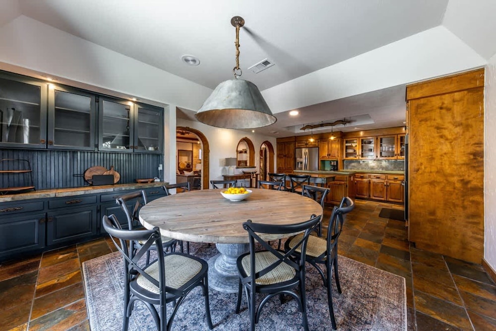 Spacious 90-acre Ranch Ideal for Families Reunions Events Sleeps 13 San Marcos River Access
