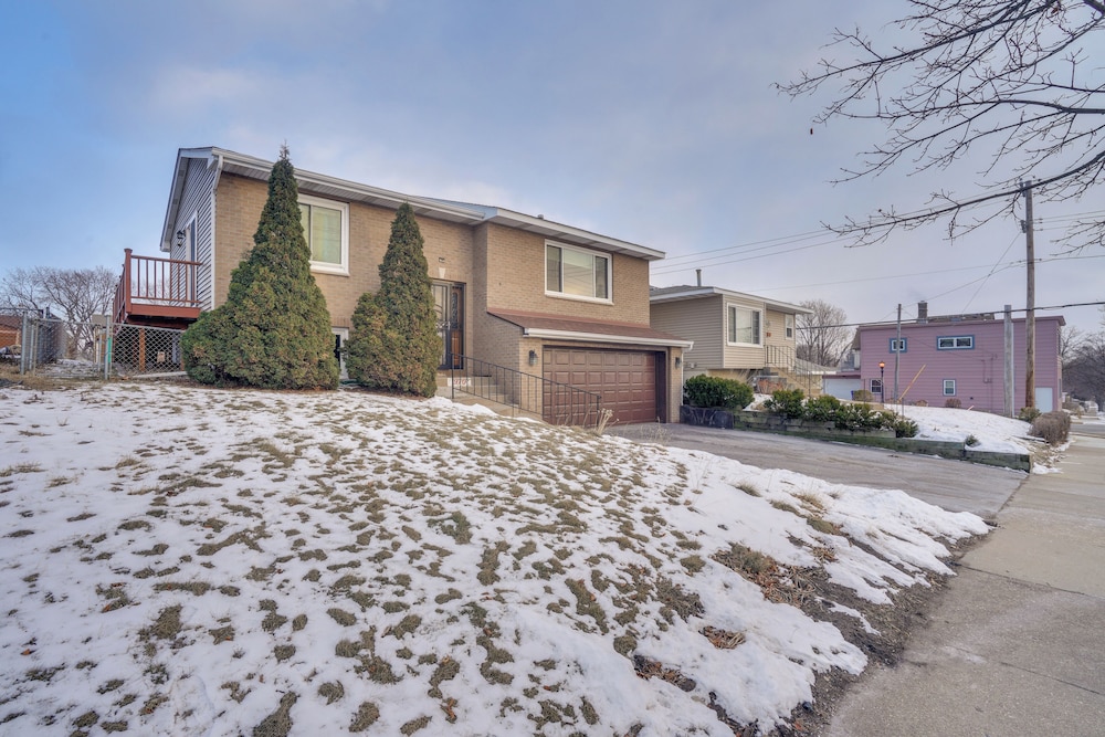 2 Mi to Dtwn St Paul: Home w/ Private Deck & Yard!