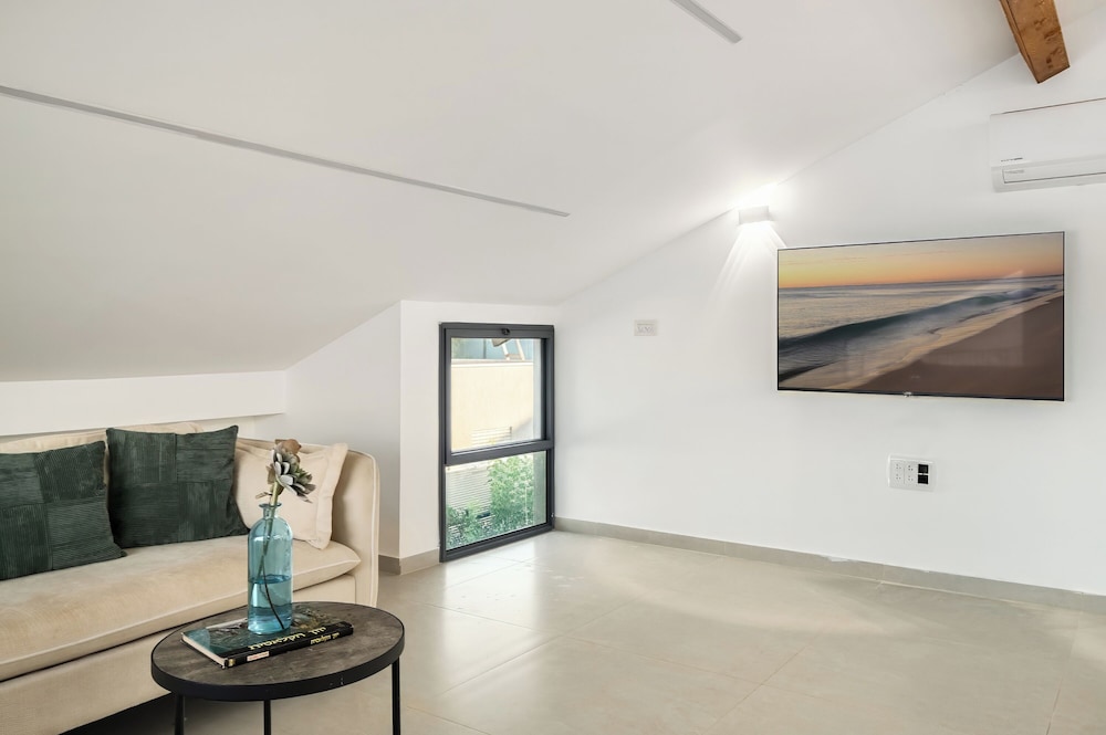 Sunny Hilltop Hideaway by Sea N' Rent