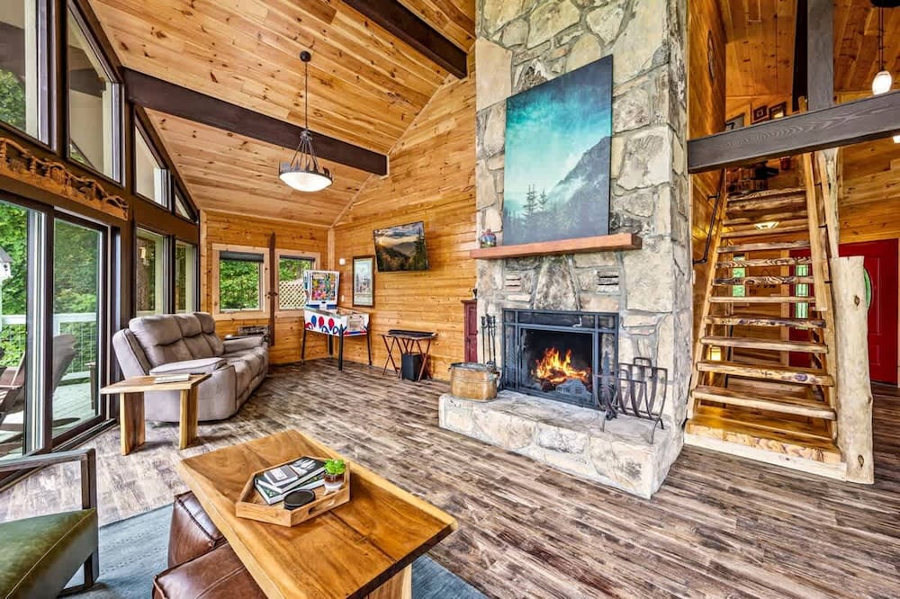 180 Views Sleeps 7 Private Hot Tub Full Kitchen