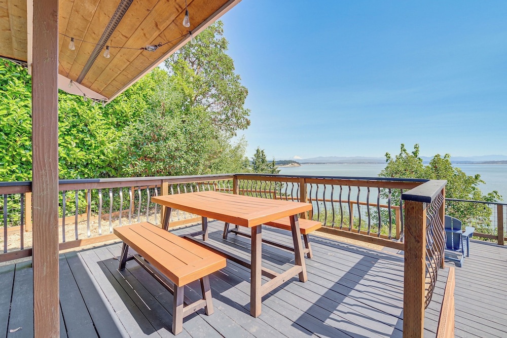 Mtn-view Camano Island Retreat Overlooking Beach