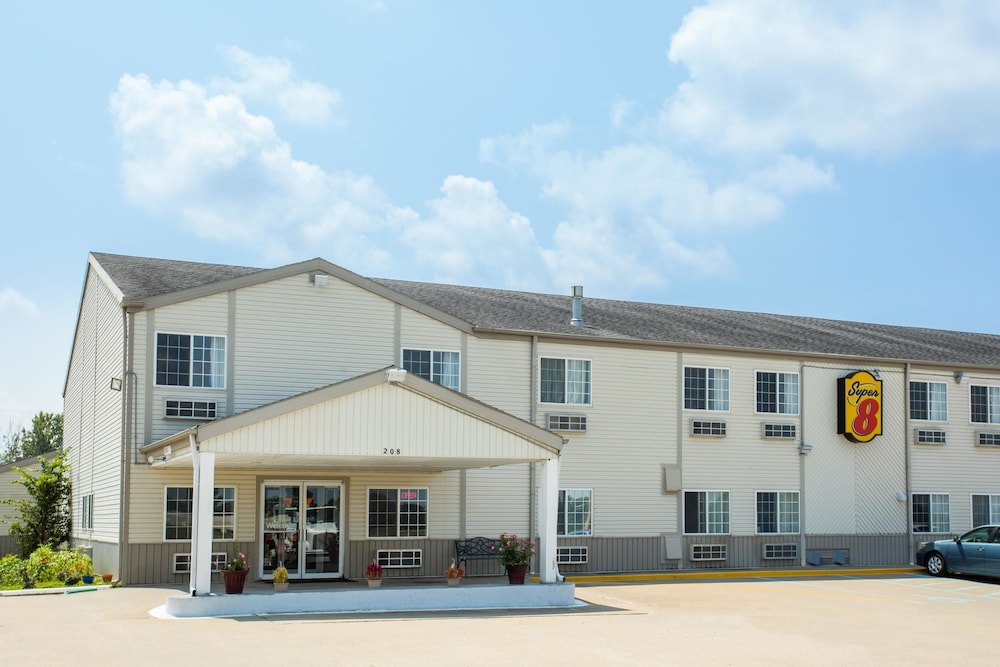 Sedalia Vacations - Super 8 by Wyndham Sweet Springs - Property Image 1
