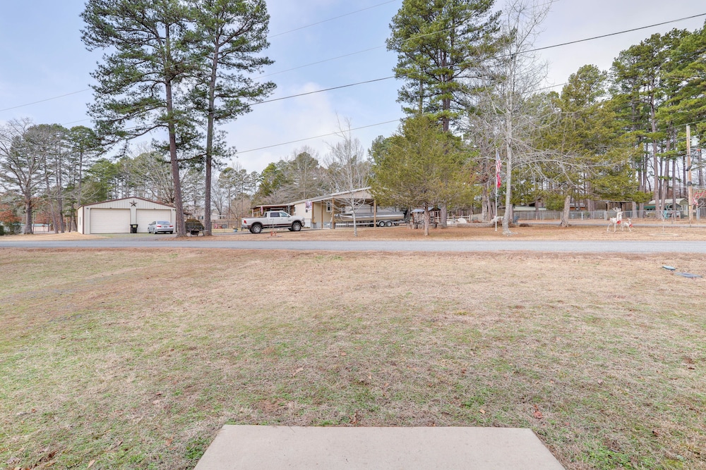 3 Mi to Greers Ferry Lake: Home w/ Screened Patio
