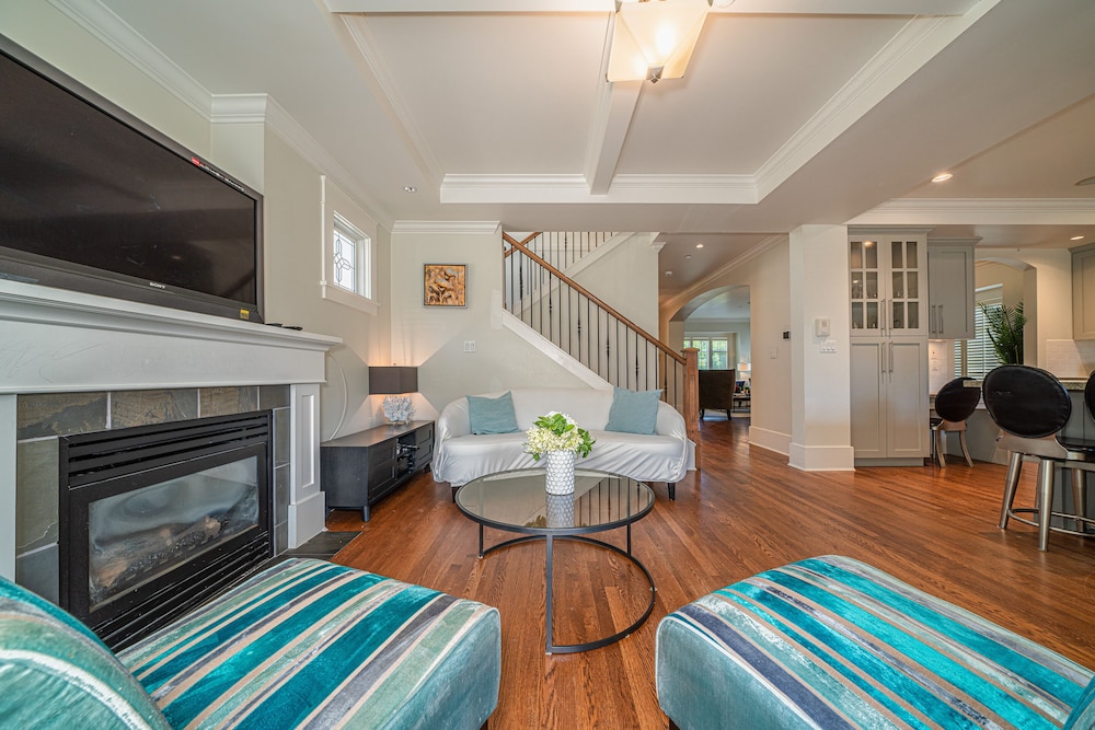 Elegant & Cozy Escape West Vancouver