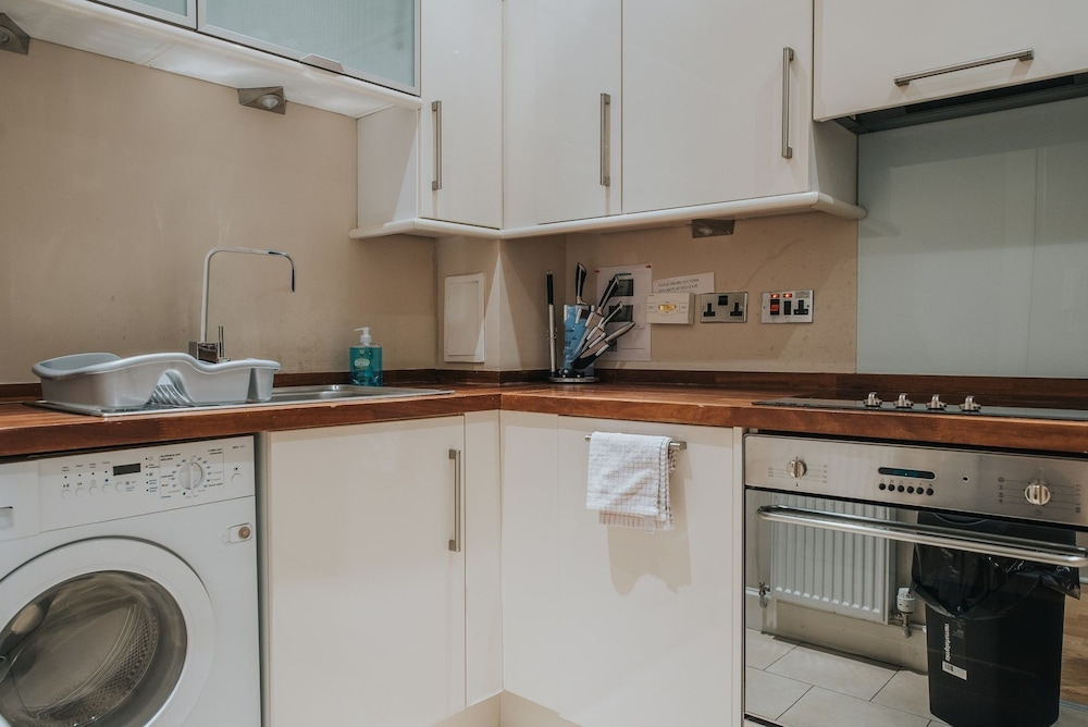 Reizand Apartments, Young St