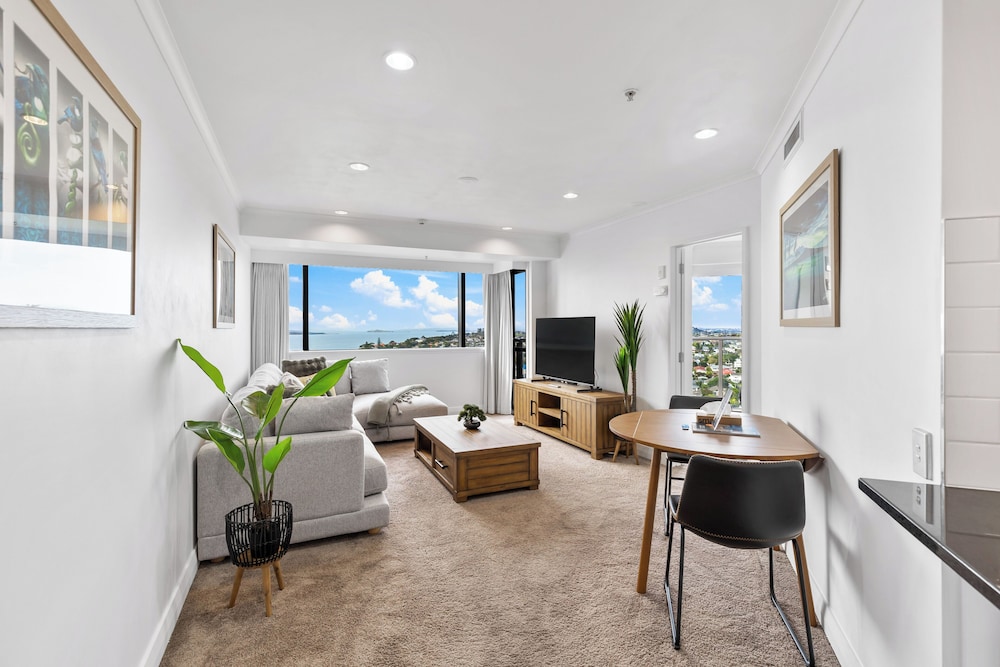Modern 1BR w Pool/Gym Steps to Beach: Zodiak Stays