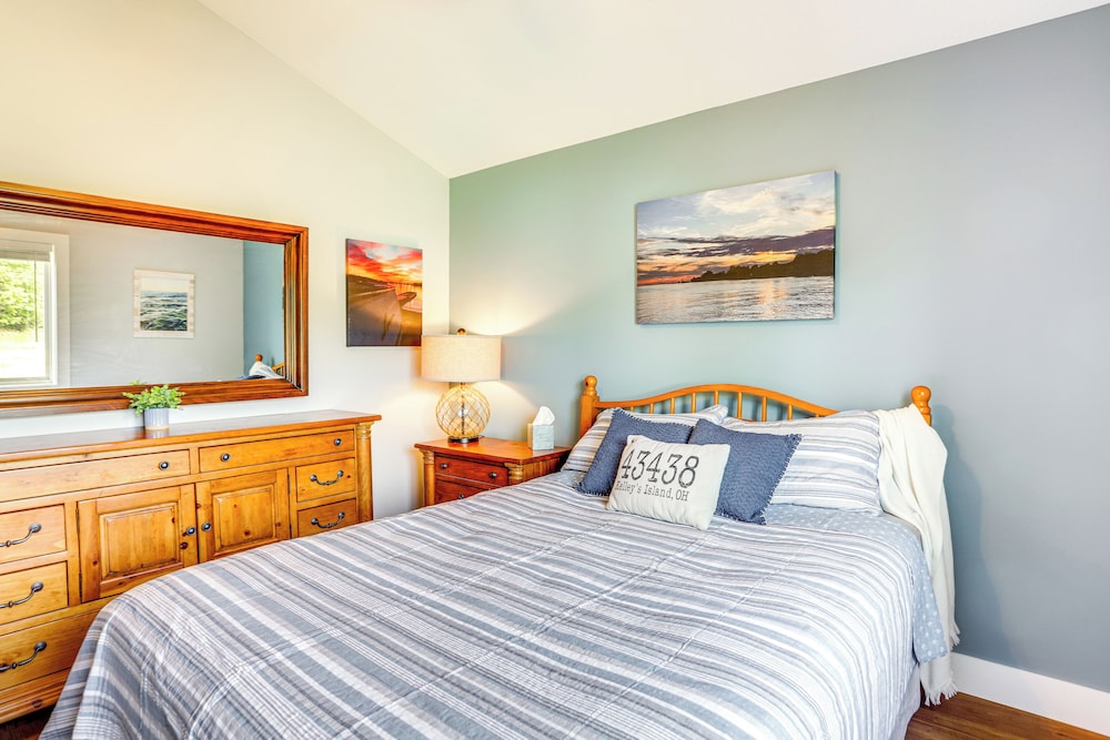 Walk to Lake: Kelleys Island Gem w/ Deck!