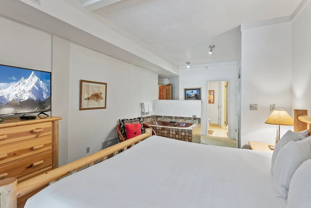 Powder Run at Deer Valley Resort - Two Bedroom Condo with Hot Tub #A12 2 Condo