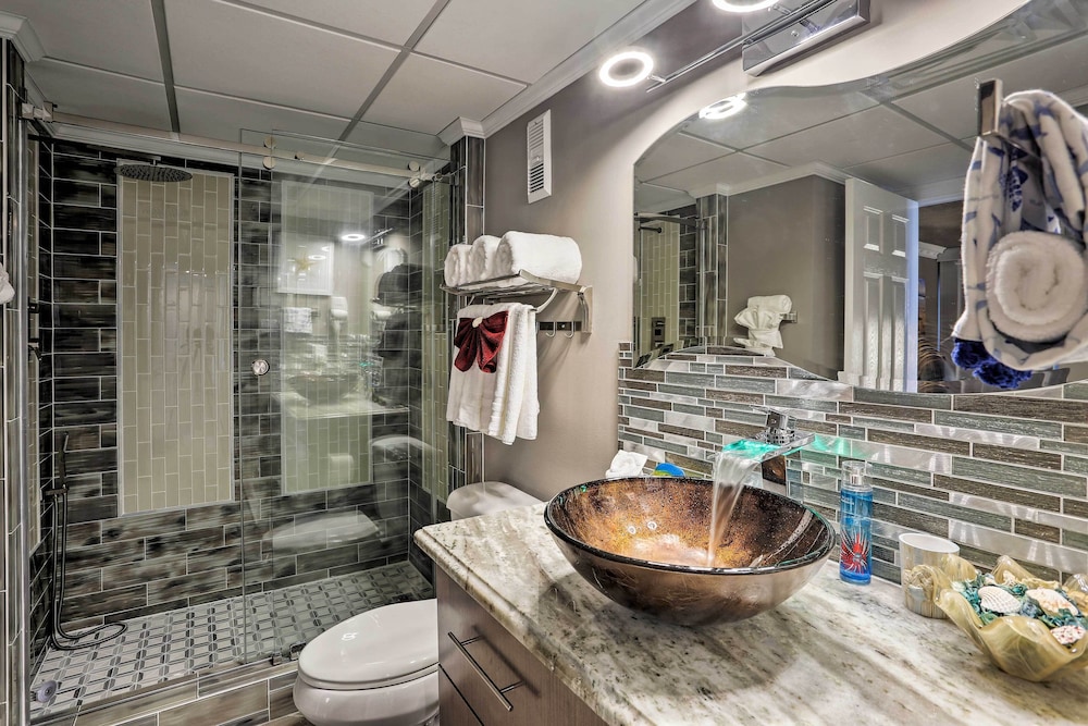 Panama City Beach Condo w/ Balcony & Ocean Views