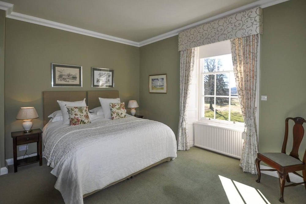 Charming 10-bed House in Blairgowrie view 3