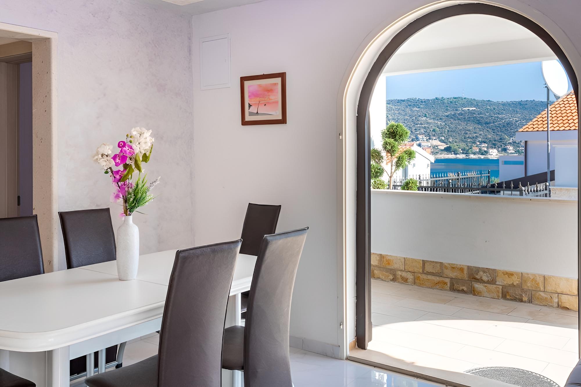 Goldie - 30 m From Beach - H view 3