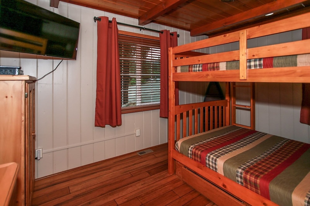 Bear Mountain Escape 2 Bedroom Apts by RedAwning