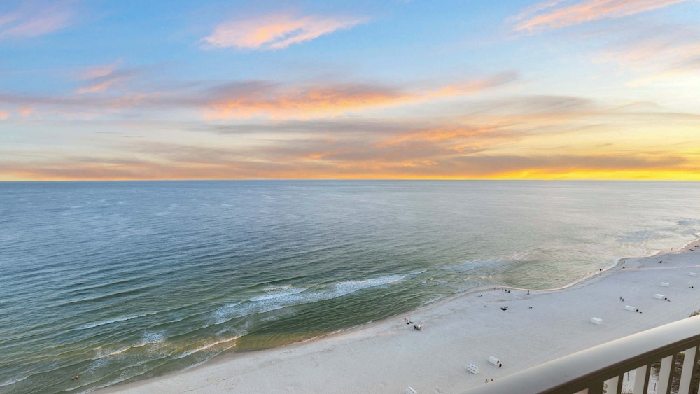 Beachfront 3-bedroom Condo on 15th Floor Balcony, Lazy River, Jacuzzis