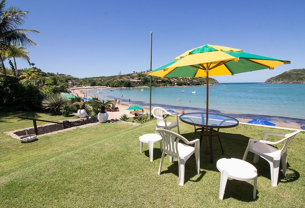 Casa com Cinco Quartos Pé na Areia