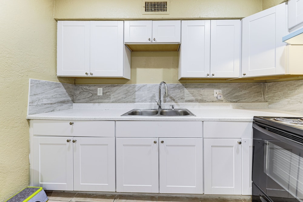 3 Mi to Dania Beach Pier: Convenient Apartment!