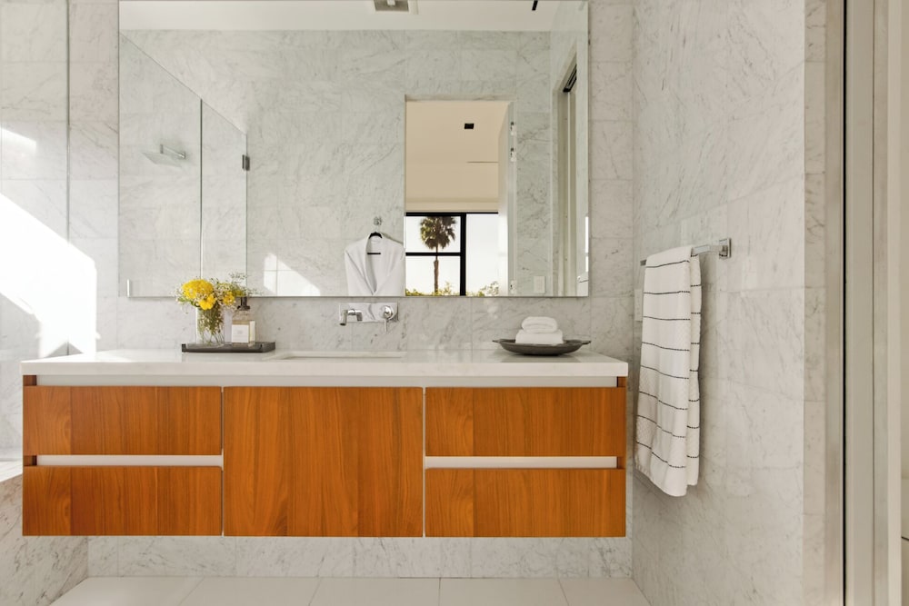 Belfast Estate - Mid-century Meets Modern - Luxe Poolside Villa
