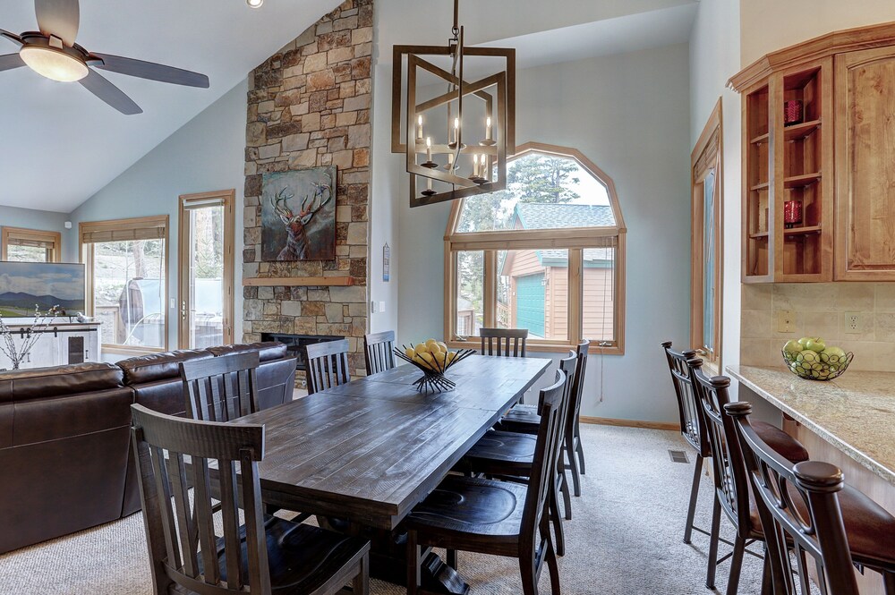 Marble Mountain Retreat 5 Bedroom Home by RedAwning view 5