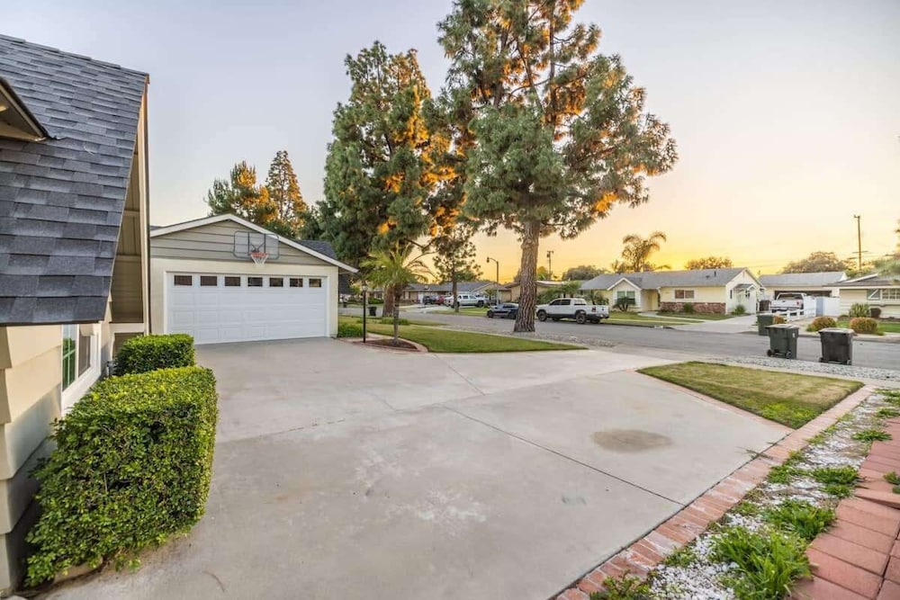 Marbella Lane - Charming 4BR Bungalo for Relaxing Retreat