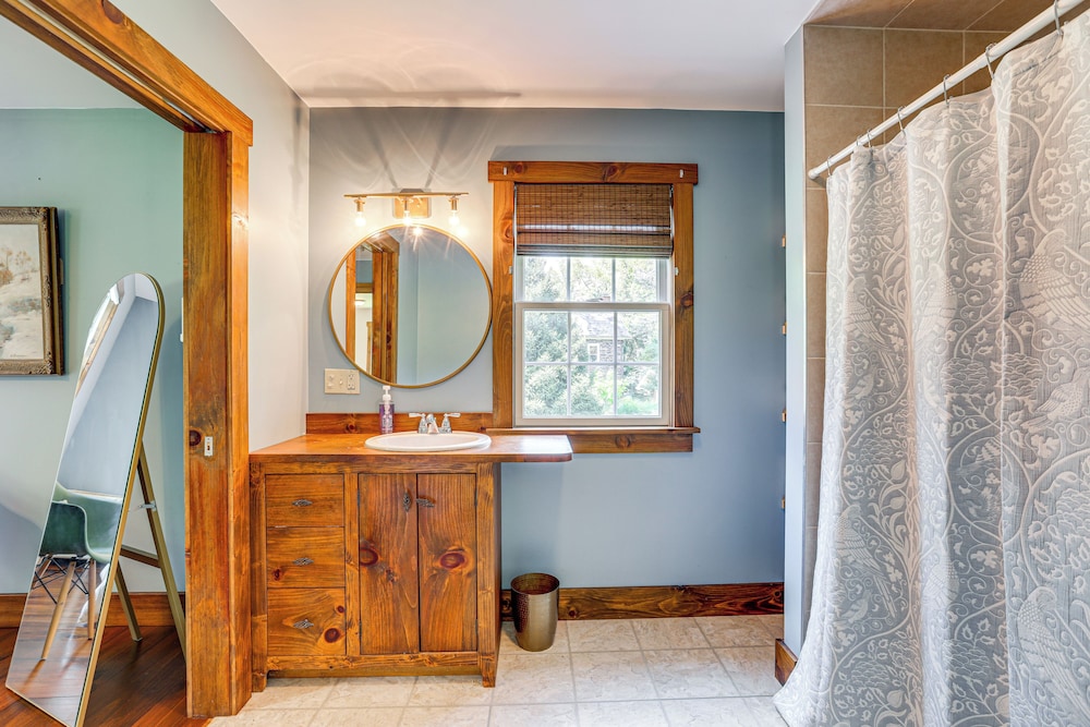 Walk to River: Couples Retreat in Kintnersville!