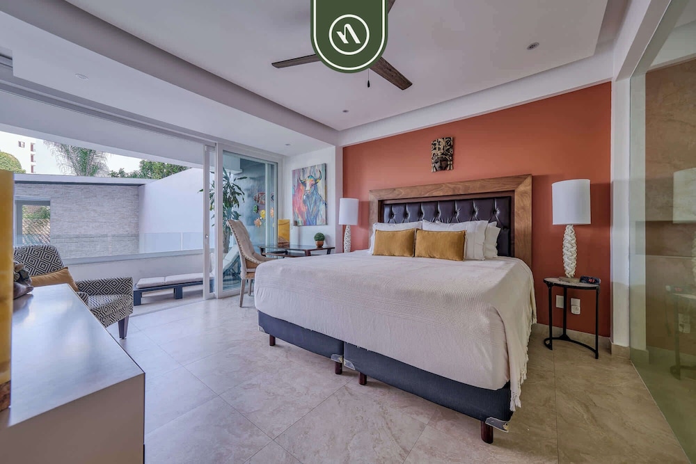 Stunning 2 BR Condo in Romantic Zone - Pool
