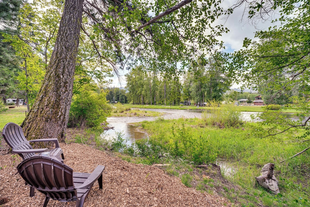 Deck & Fire Pit: Yakima River Retreat in Cle Elum