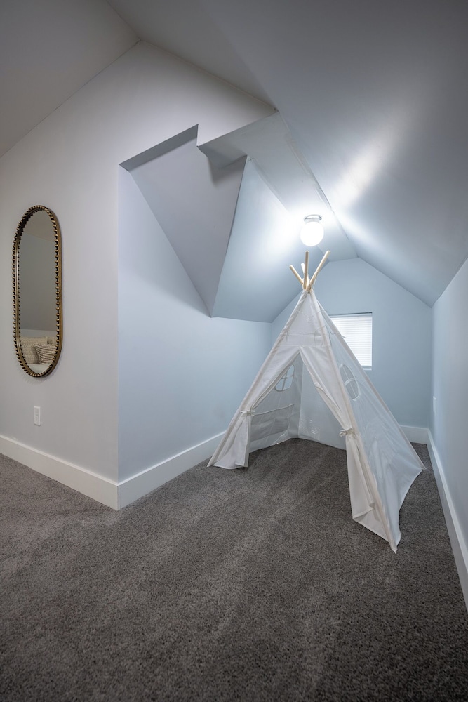 Spacious 5-Bedroom Blue Bungalow