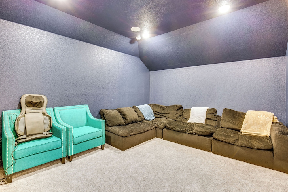 6 Mi to Lake Lewisville: Chic Retreat in Frisco!