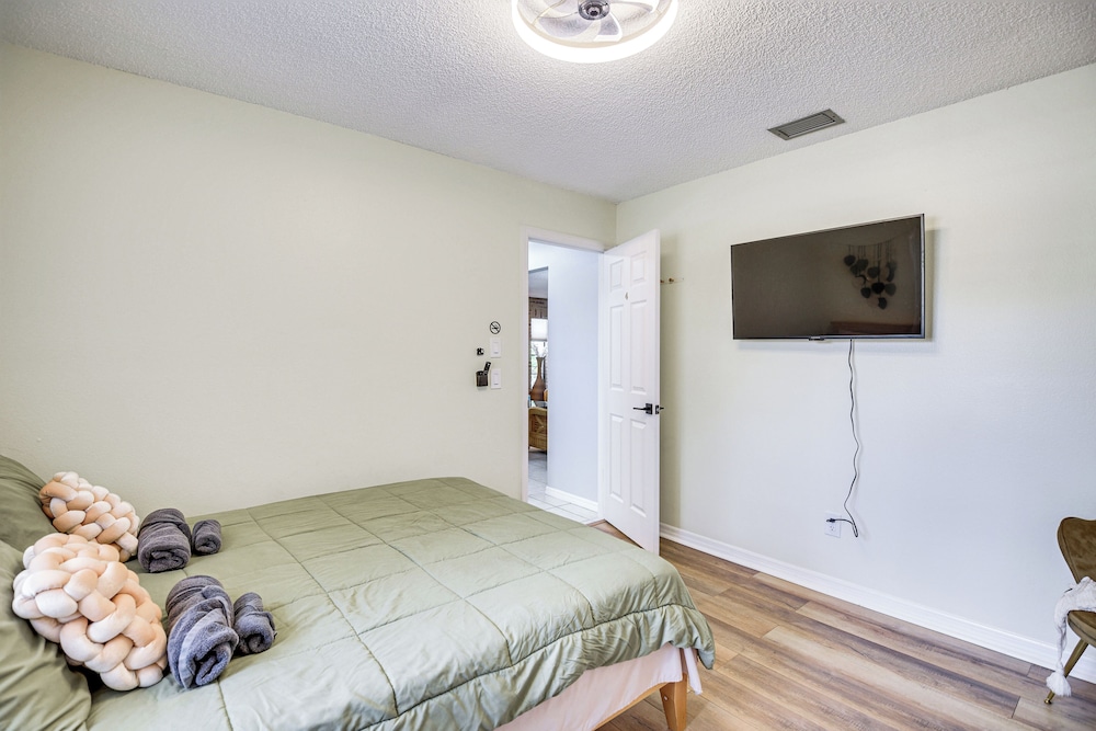 6 Mi to Gemini Springs Park: Chic Home w/ Pool!