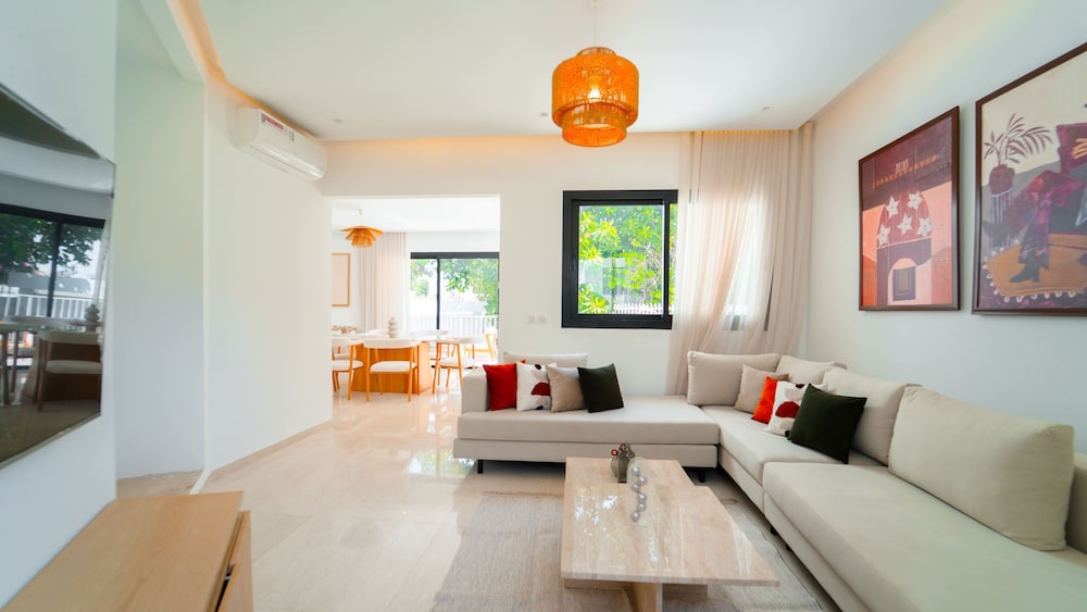 Villa Malaga Luxury for 10 in Central Marsa
