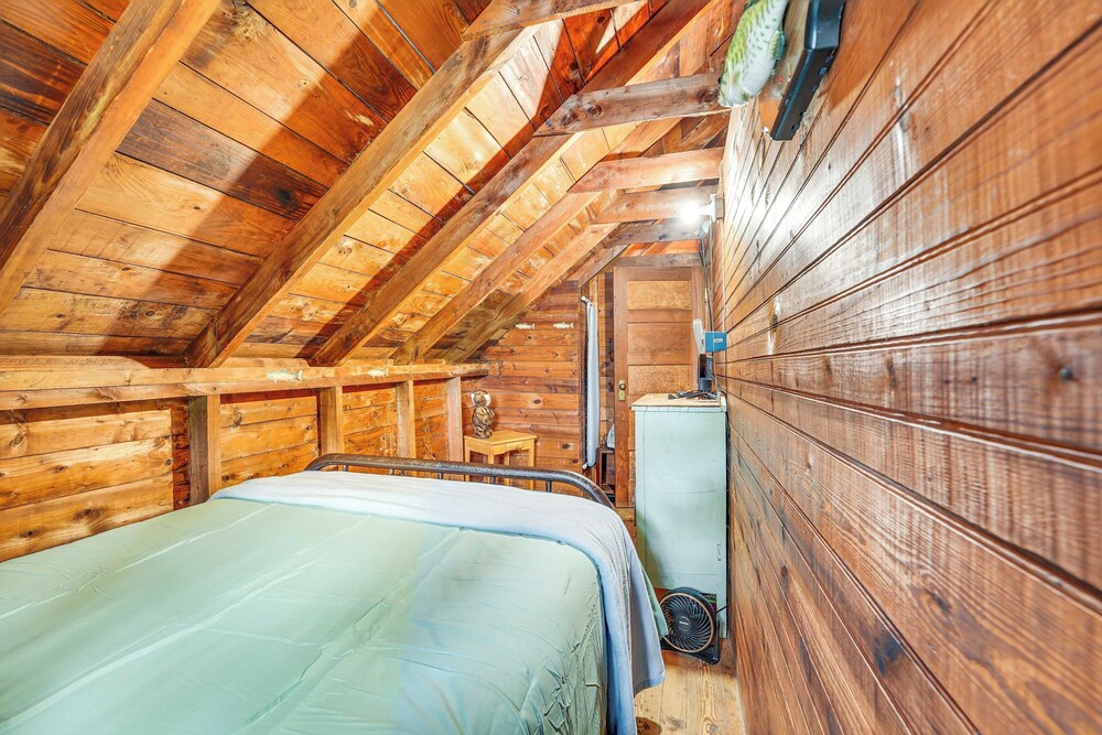 Peaceful Lakefront Maine Cabin w/ Sunset Views