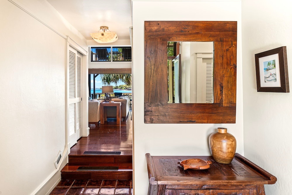 Beautiful Oceanfront - Air-conditioned - Sleeps 6 - Walk to Beach - Vrkcv