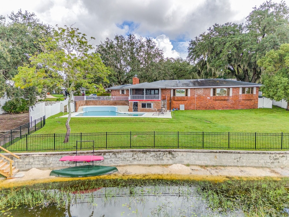 Beautiful Lake View Retreat Drivable To Theme Parks 3 Bedroom Home