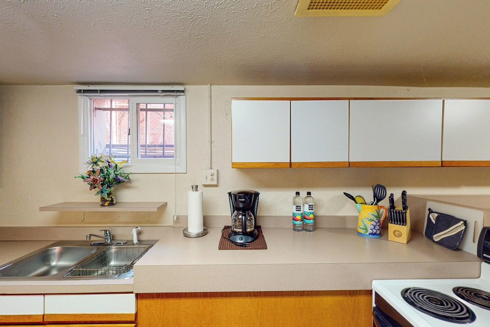 Elati Guesthouse: Walkable Home in Arts District