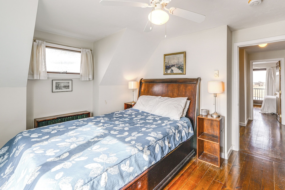 Marshfield Home w/ 4 Decks & Private Beach Access!