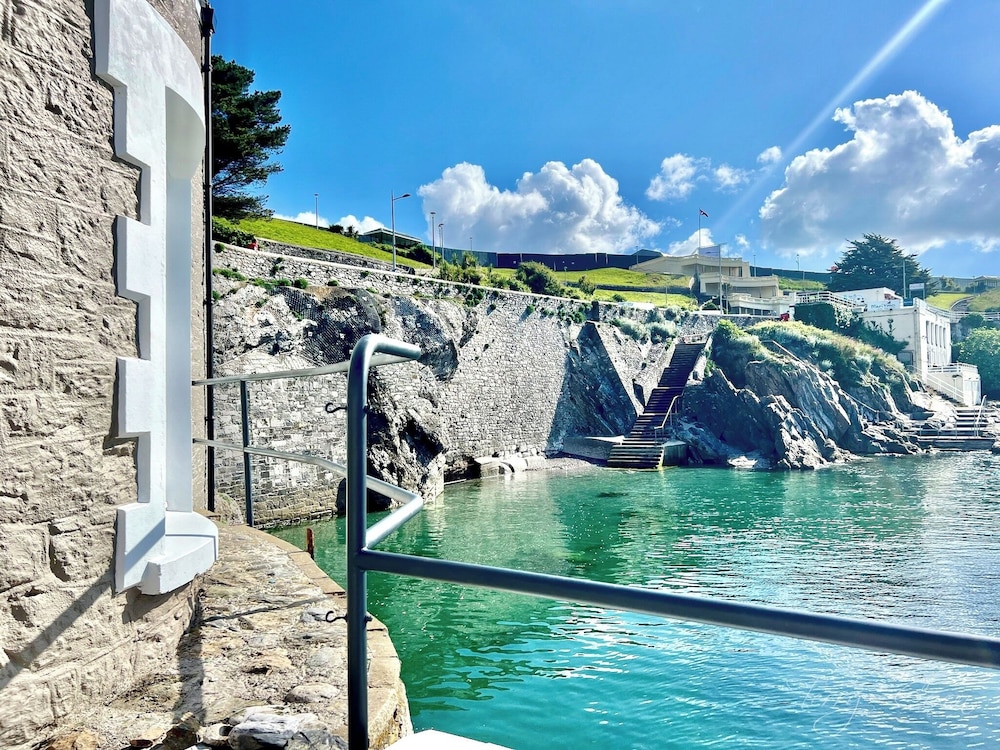 Seafront Cottage - Beach Access - Pet Friendly