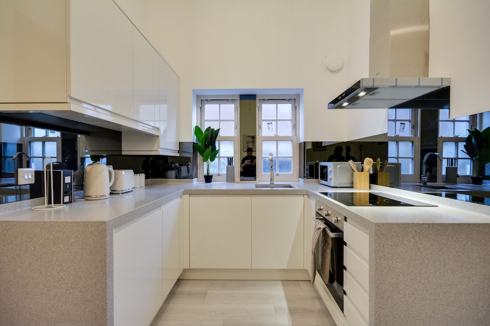 Lovely 1-bed Apartment in Wigan view 4