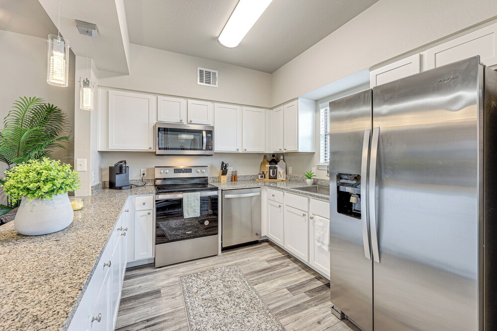 3 Mi to Hospitals: Stylish Condo in San Antonio!