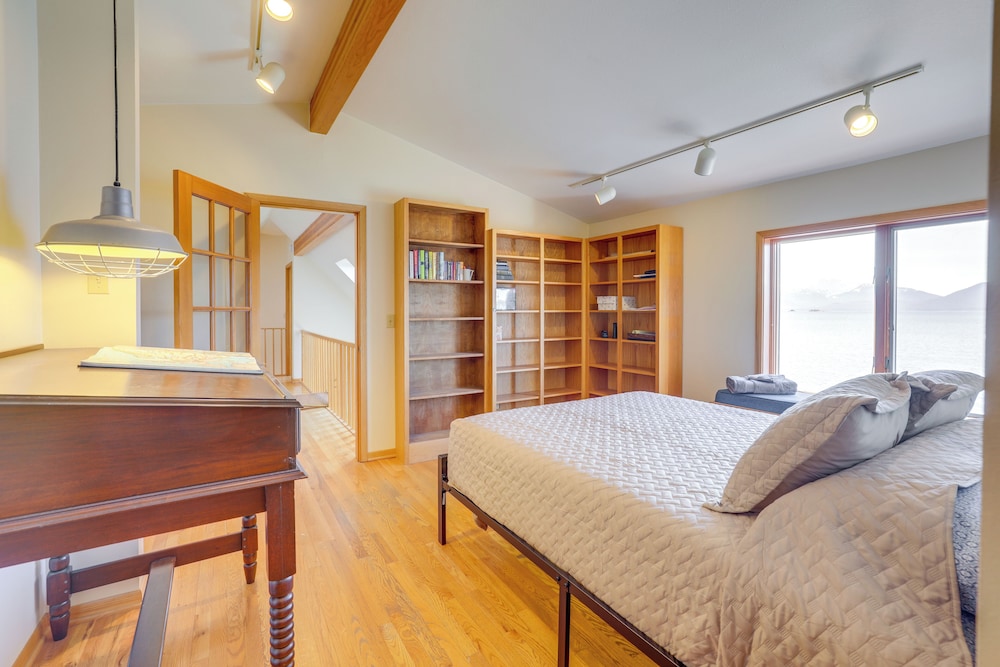 9 Mi to Mendenhall Glacier: Waterfront Juneau Home